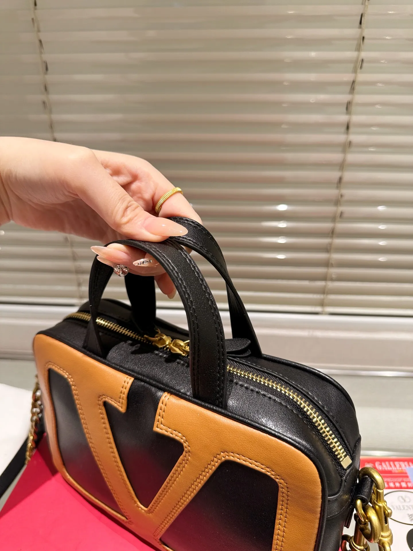 P380 Folding Box ⚠️Size 24.16 Valentino crossbody bag. The sense of luxury is overflowing. This look is very versatile. No matter how you carry it, there is no pressure. Which girl can refuse such a beautiful bag?