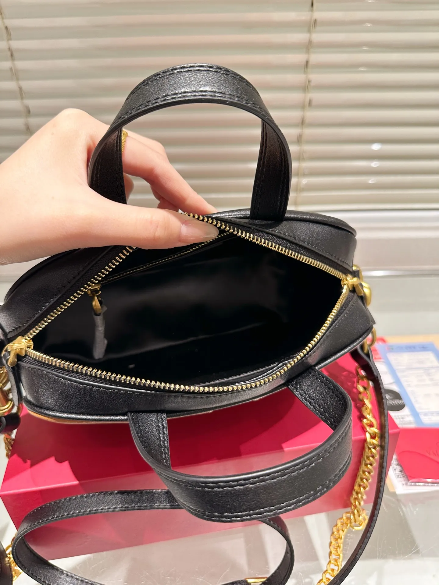 P380 Folding Box ⚠️Size 24.16 Valentino crossbody bag. The sense of luxury is overflowing. This look is very versatile. No matter how you carry it, there is no pressure. Which girl can refuse such a beautiful bag?