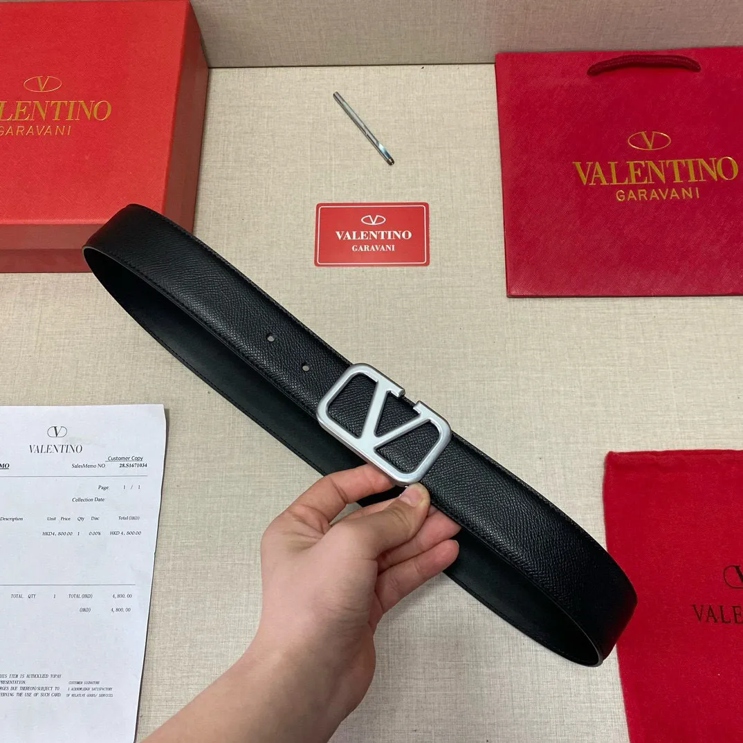 ✈️🇮🇹Brand: Valentino Valevtlo P150 ✈️🇮🇹Grade: 🚢Original private goods. First-layer cowhide black bottom, sold at counters🈶️, comparable to the original product! Exquisite oil edges, computer stitching, soft hand feel. No modifications in real photos. The upper body effect is super good, and the length can be cut. Comes with a full set of packaging at the counter. The first choice for gifting. Comes with eye needles. ✈️🇮🇹Button head: Guangzhou original buckle hardware ✈️🇮🇹Length: 100-125cm 3.8cm specifications ✈️🇮🇹Color: black