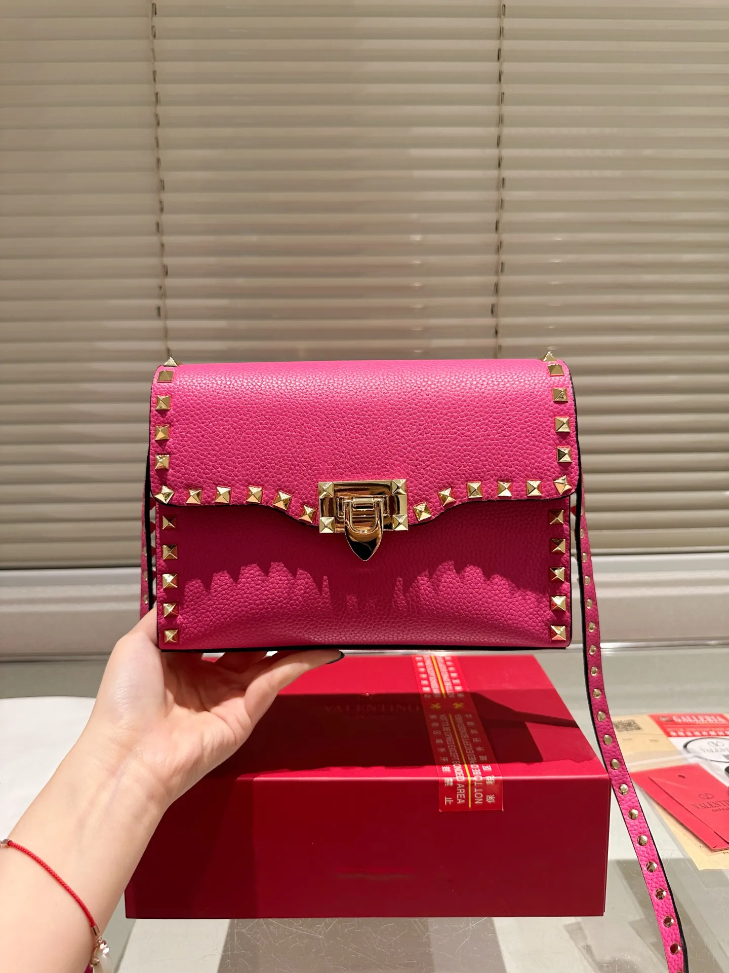 P420 Folding Box ⚠️Size 23.16 Valentino crossbody bag. The sense of luxury is overflowing. This look is very versatile. No matter how you carry it, there is no pressure. Which girl can refuse such a beautiful bag?