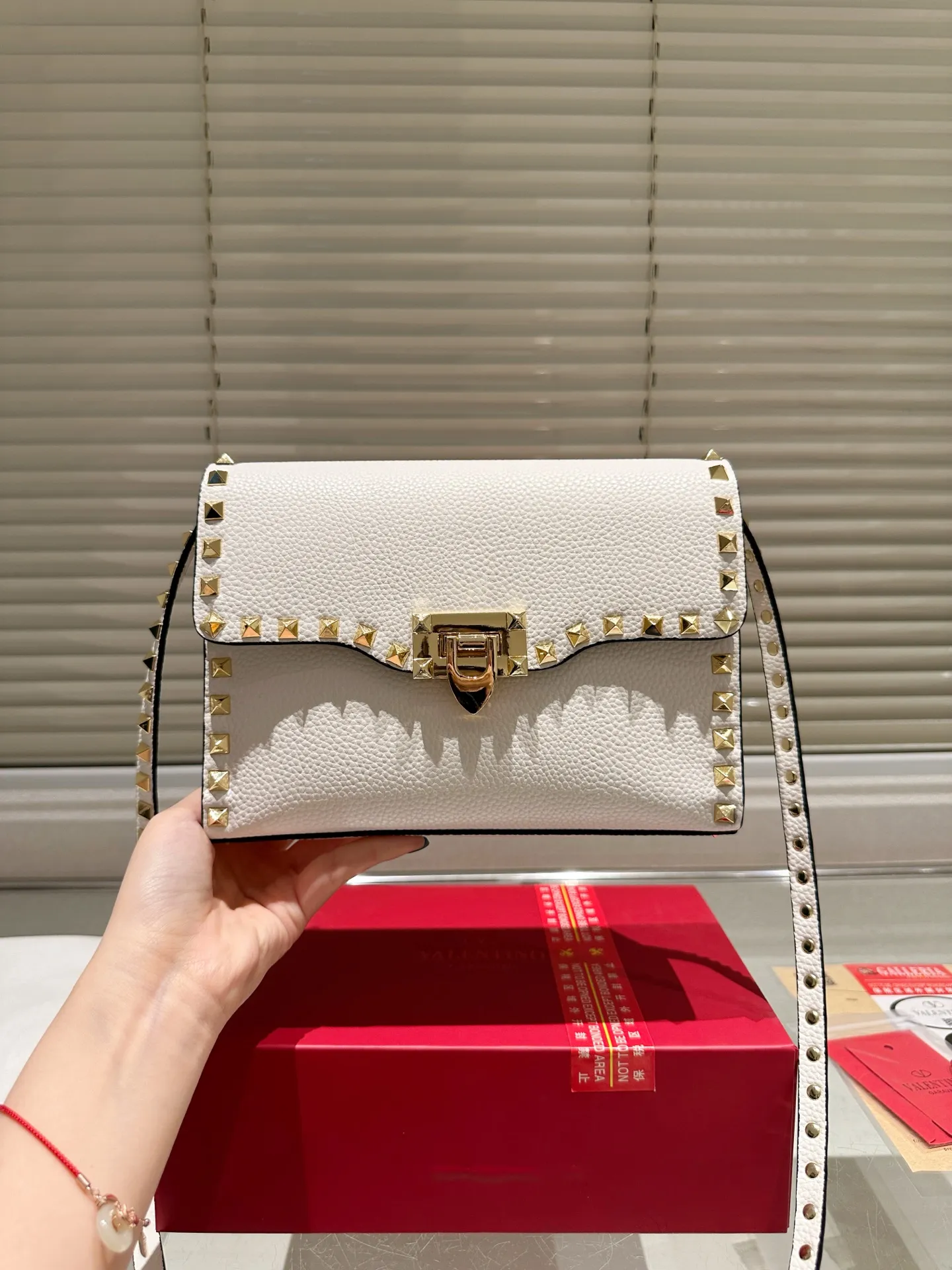 P420 Folding Box ⚠️Size 23.16 Valentino crossbody bag. The sense of luxury is overflowing. This look is very versatile. No matter how you carry it, there is no pressure. Which girl can refuse such a beautiful bag?