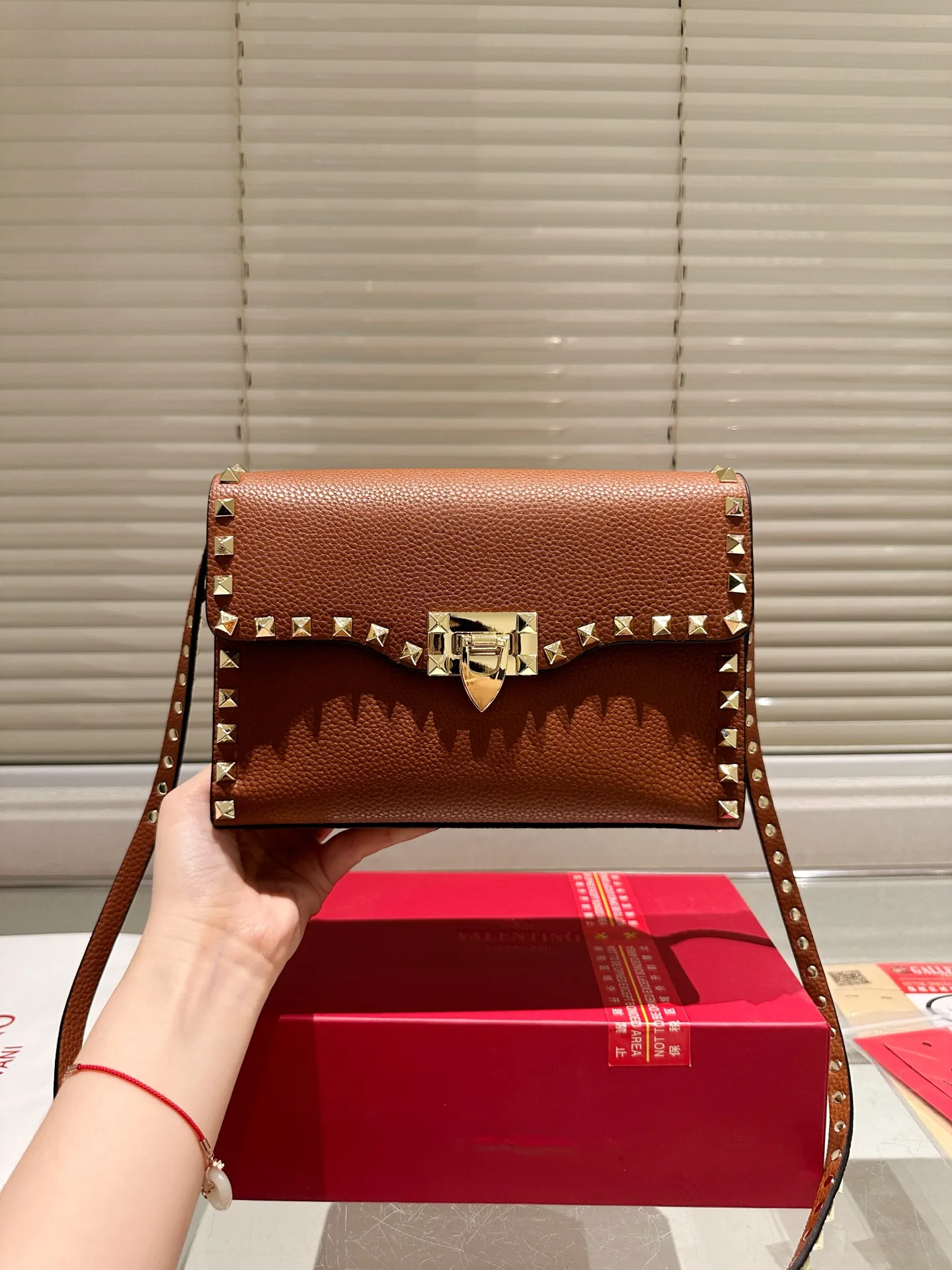 P420 Folding Box ⚠️Size 23.16 Valentino crossbody bag. The sense of luxury is overflowing. This look is very versatile. No matter how you carry it, there is no pressure. Which girl can refuse such a beautiful bag?