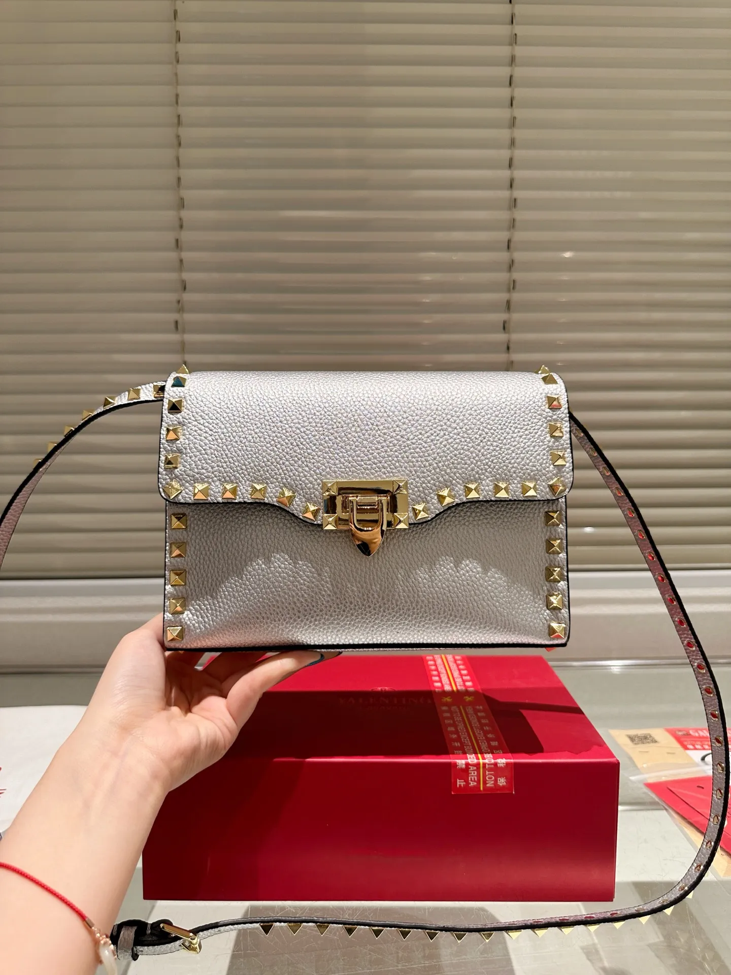 P420 Folding Box ⚠️Size 23.16 Valentino crossbody bag. The sense of luxury is overflowing. This look is very versatile. No matter how you carry it, there is no pressure. Which girl can refuse such a beautiful bag?