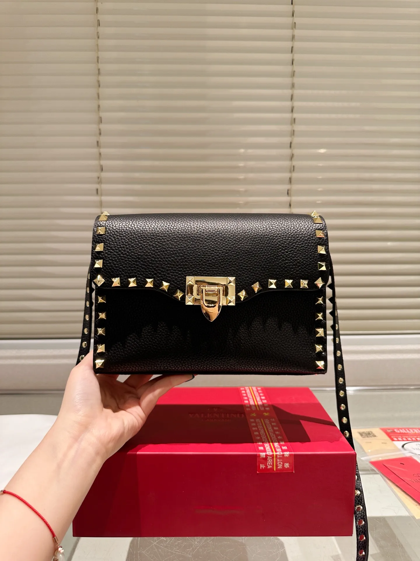 P420 Folding Box ⚠️Size 23.16 Valentino crossbody bag. The sense of luxury is overflowing. This look is very versatile. No matter how you carry it, there is no pressure. Which girl can refuse such a beautiful bag?
