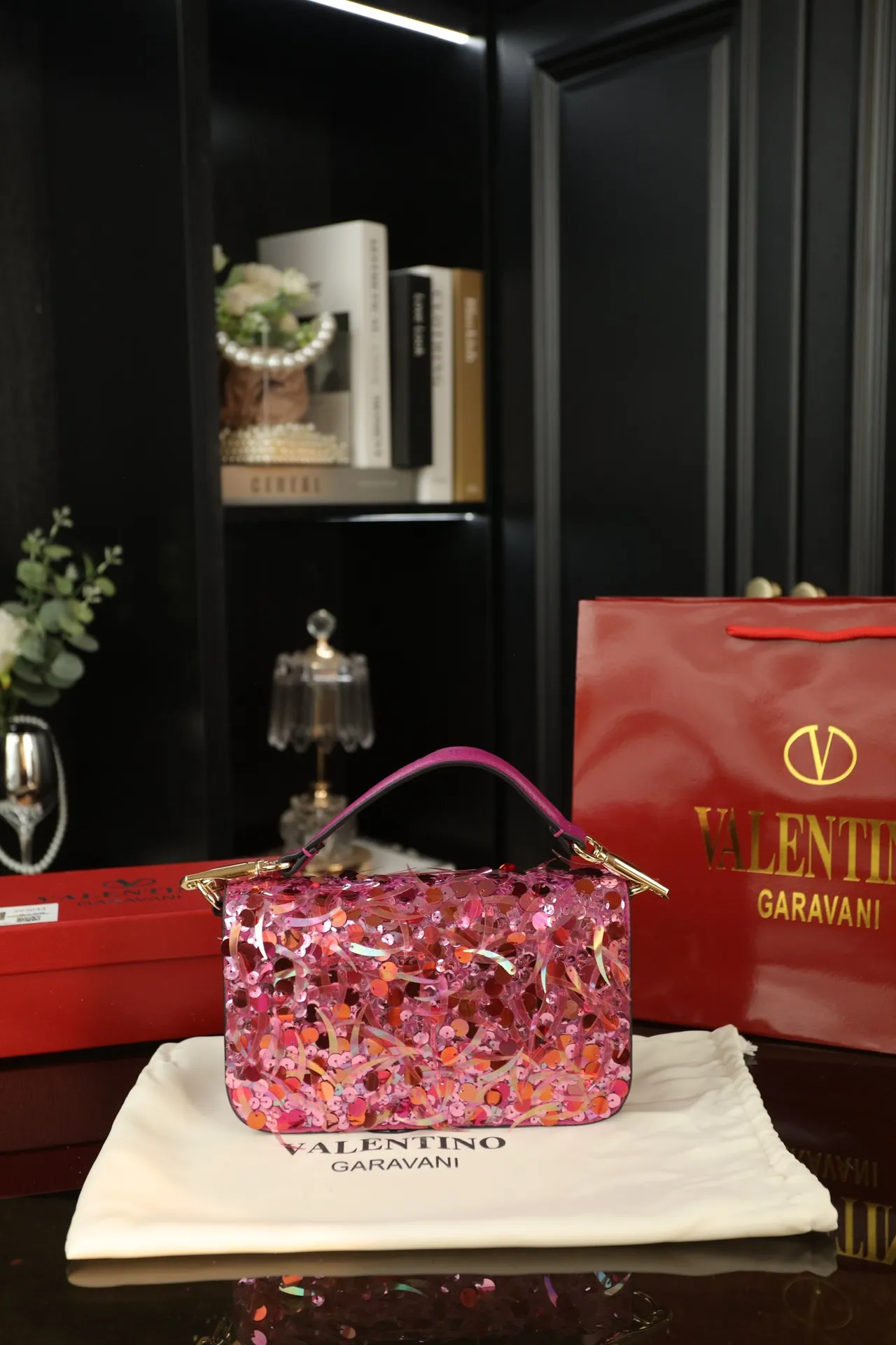 P840 with box‼ ️ Valentino Valentino GARAVANI sequins, chain bags, hand-held shoulder bags, Valentino new products, who can refuse blingbling bags, various flowery dresses in spring and summer~all are no problem~ The brightest star in the dinner, the upper body effect is amazing, high-end and not stereotyped, beautiful, mysterious and sexy. You must choose sparkling when attending banquets and evening parties. Size: 22×14