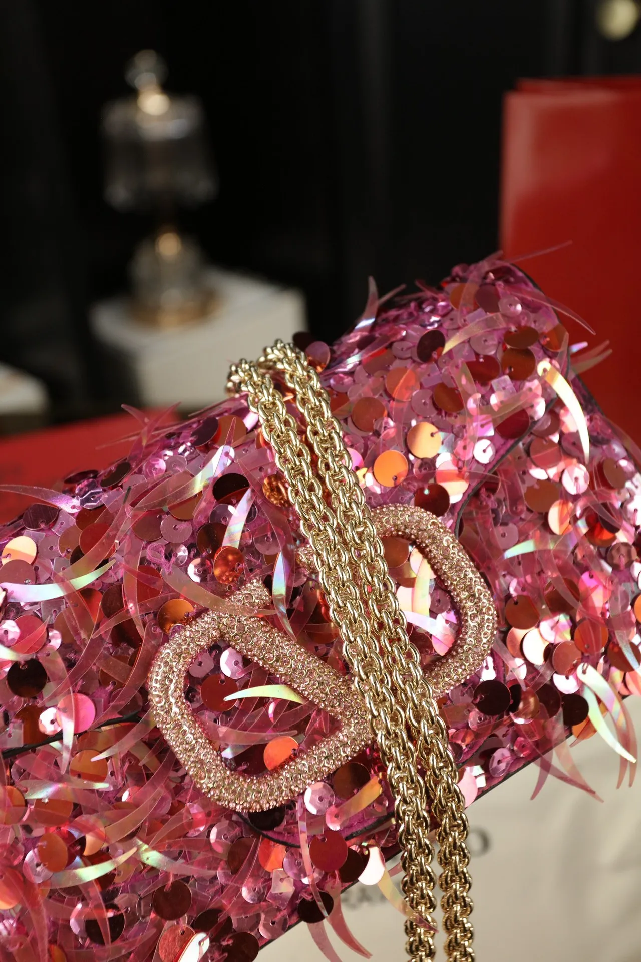P840 with box‼ ️ Valentino Valentino GARAVANI sequins, chain bags, hand-held shoulder bags, Valentino new products, who can refuse blingbling bags, various flowery dresses in spring and summer~all are no problem~ The brightest star in the dinner, the upper body effect is amazing, high-end and not stereotyped, beautiful, mysterious and sexy. You must choose sparkling when attending banquets and evening parties. Size: 22×14