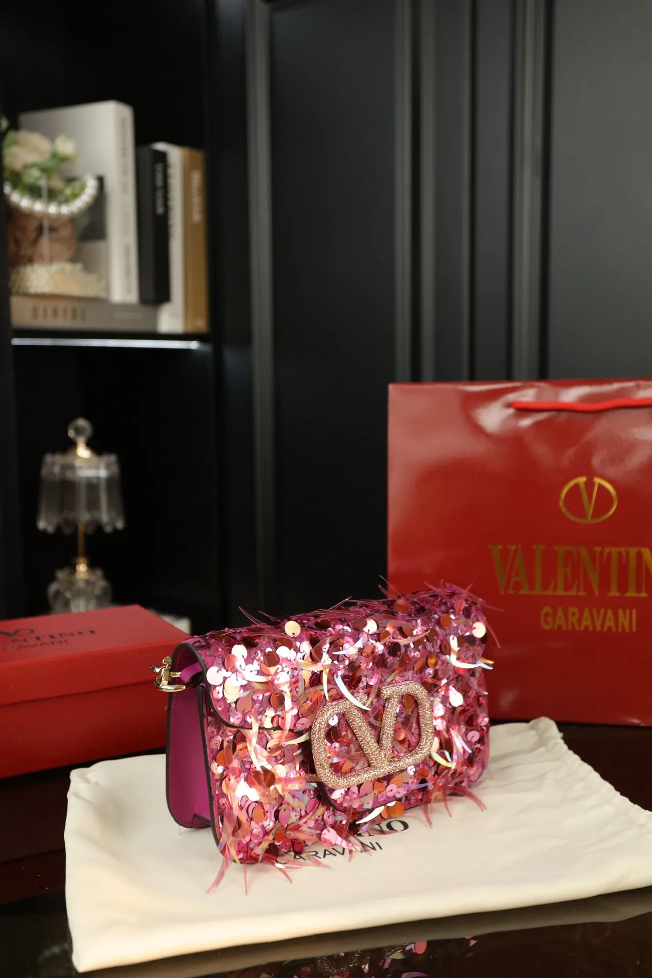 P840 with box‼ ️ Valentino Valentino GARAVANI sequins, chain bags, hand-held shoulder bags, Valentino new products, who can refuse blingbling bags, various flowery dresses in spring and summer~all are no problem~ The brightest star in the dinner, the upper body effect is amazing, high-end and not stereotyped, beautiful, mysterious and sexy. You must choose sparkling when attending banquets and evening parties. Size: 22×14