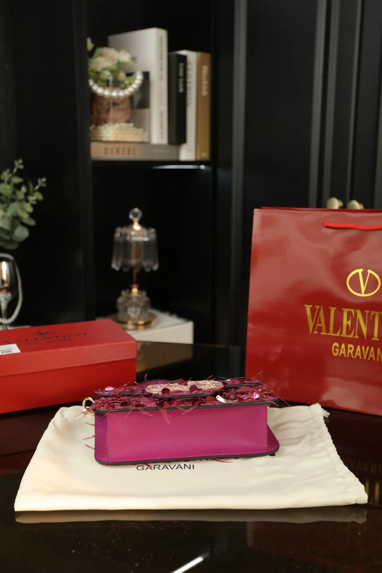 P840 with box‼ ️ Valentino Valentino GARAVANI sequins, chain bags, hand-held shoulder bags, Valentino new products, who can refuse blingbling bags, various flowery dresses in spring and summer~all are no problem~ The brightest star in the dinner, the upper body effect is amazing, high-end and not stereotyped, beautiful, mysterious and sexy. You must choose sparkling when attending banquets and evening parties. Size: 22×14