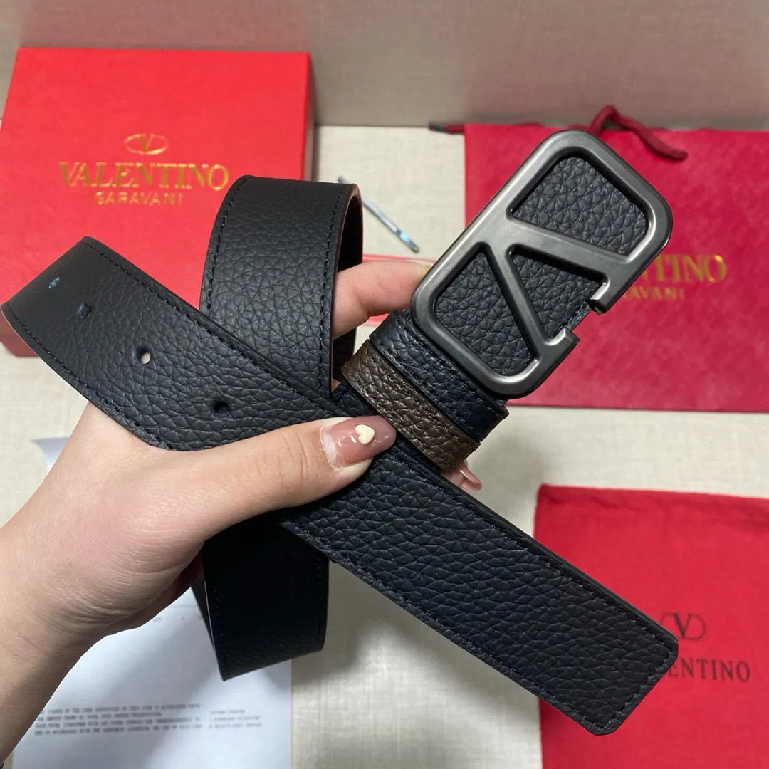 ✈️🇮🇹Brand: Valentino Valevtlo imitation copper buckle 60 ✈️🇮🇹Grade: 🚢Original private goods. First-layer cowhide coffee sole, sold at counters🈶️, comparable to the genuine product! Exquisite oil edges, computer stitching, soft hand feel. No modifications in real photos. The upper body effect is super good, and the length can be cut. Comes with a full set of packaging at the counter. The first choice for gifting. Free eye needle ✈️🇮🇹Button head: imitation copper buckle hardware ✈️🇮🇹Length: 100-125cm 3.8cm specifications ✈️🇮🇹Color: black