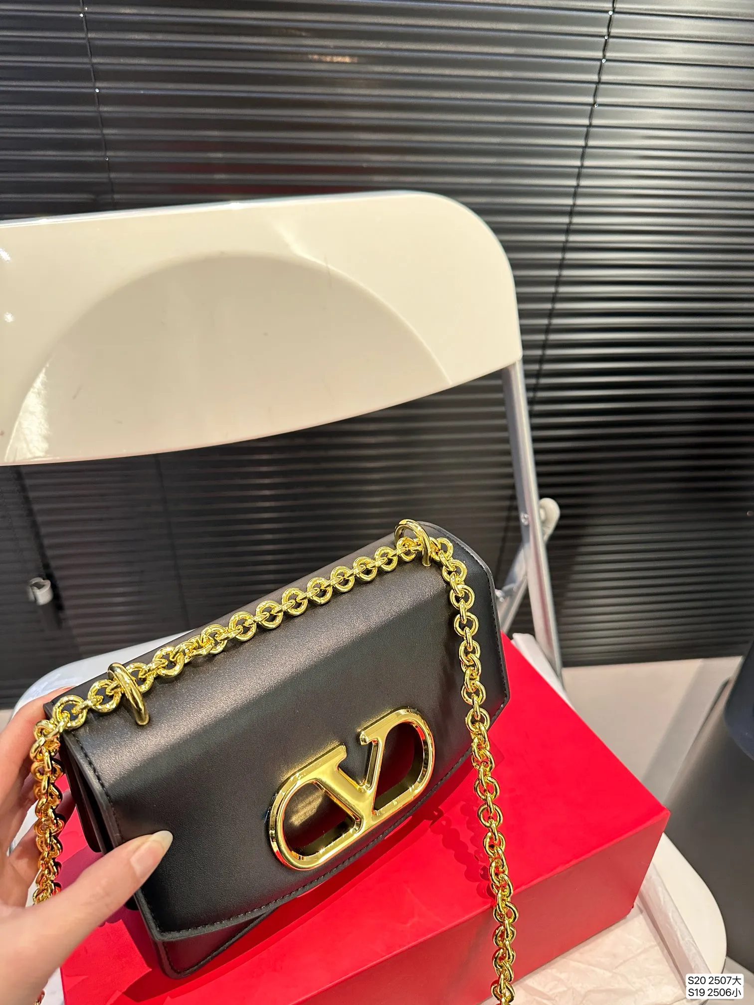 Large size P300 Small size P290 with folding box Valentino chain bag Valentino SS25 Vain series chain bag creates simple retro style smooth cow leather touch advanced metal suction buckle opening and closing method It feels like a jewelry box #Valentinovalentino # retro # Size: Large 24 17 Small 20 13 Item No. Large 2507 Small 2506
