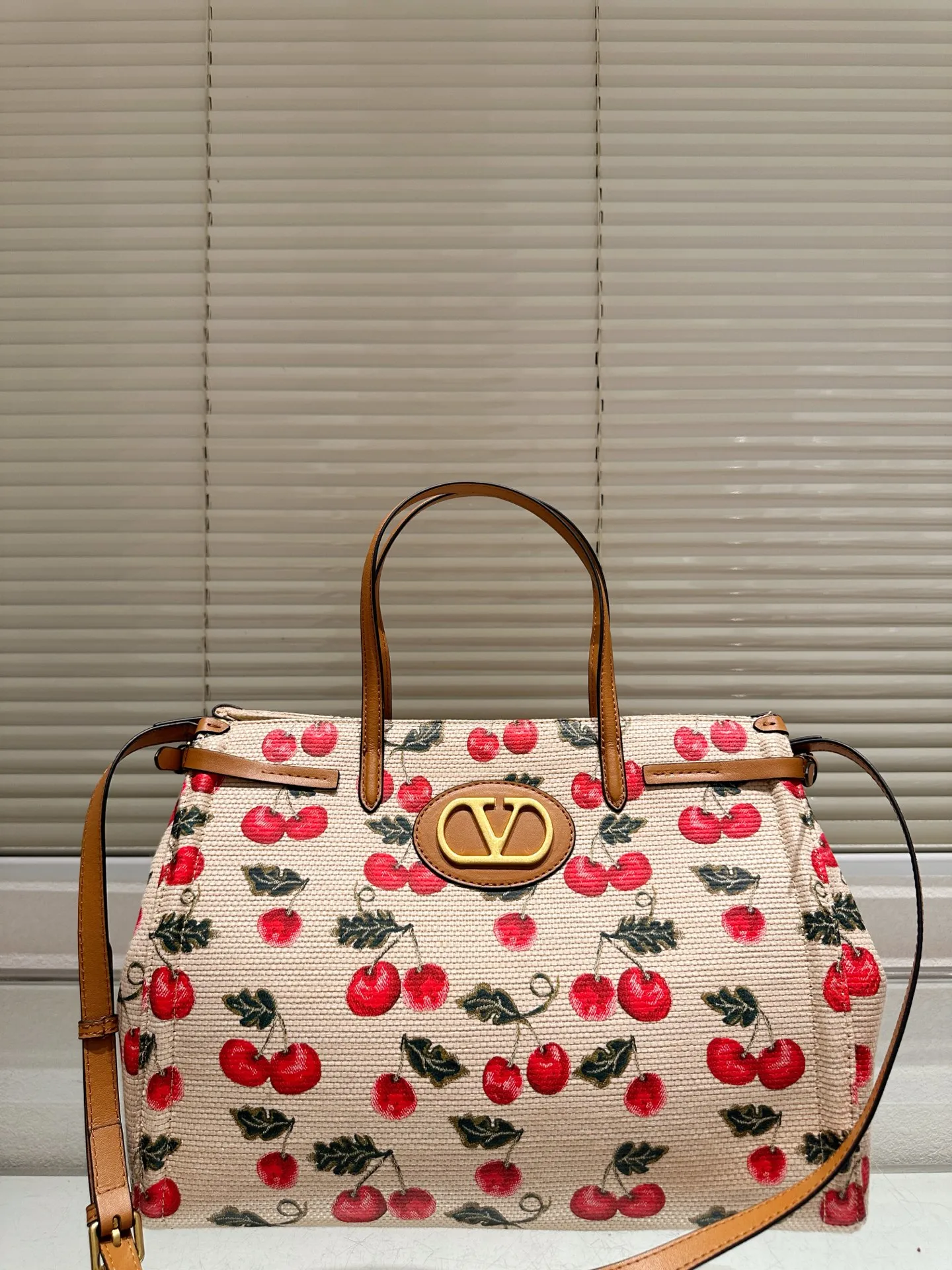 P430 Size 35.26 Valentino handbag can be worn across the body. It has a retro feel. It is high-end yet elegant. It has a great sense of atmosphere. It can be worn for commuting, leisure and dating.