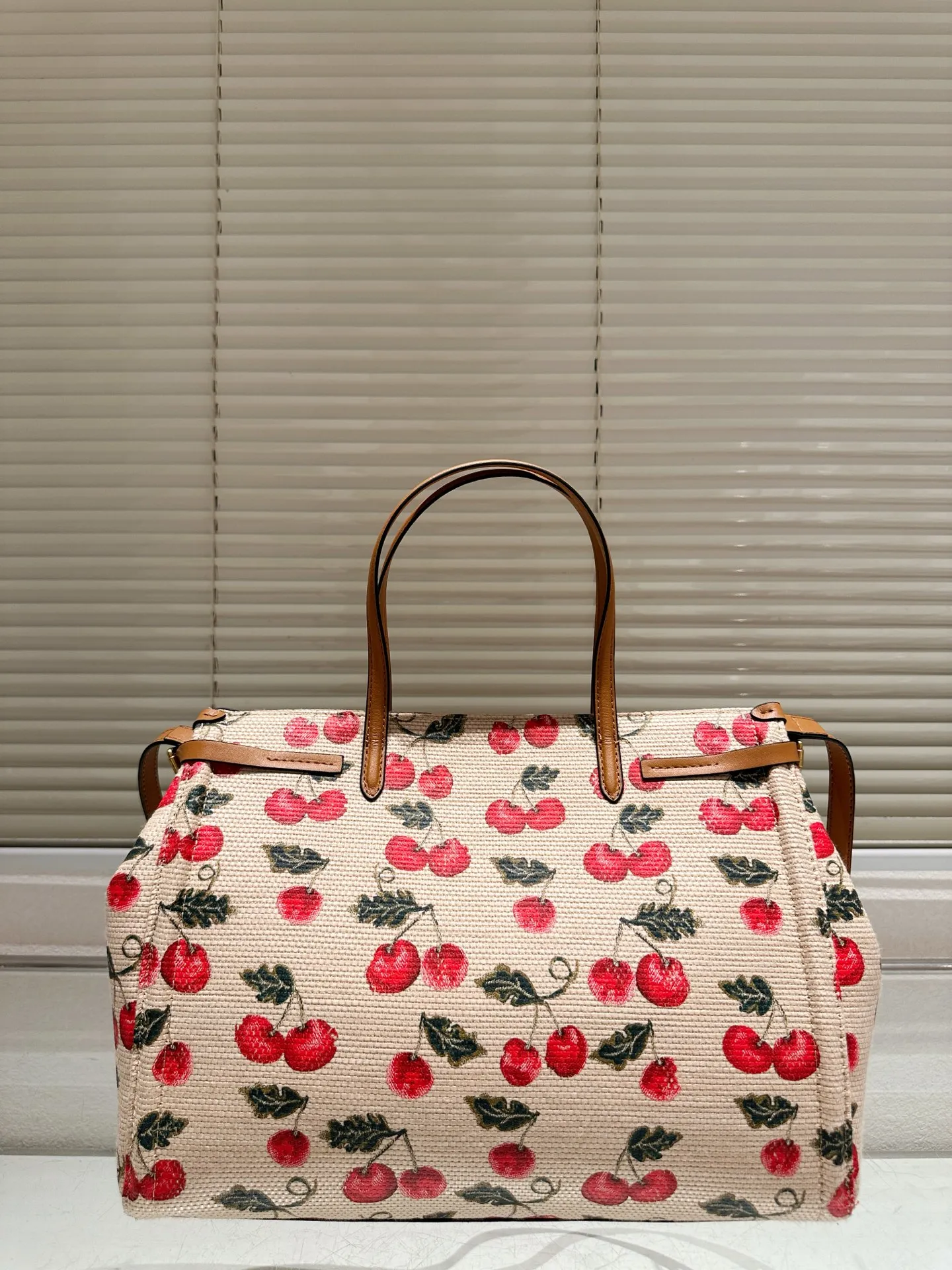P430 Size 35.26 Valentino handbag can be worn across the body. It has a retro feel. It is high-end yet elegant. It has a great sense of atmosphere. It can be worn for commuting, leisure and dating.