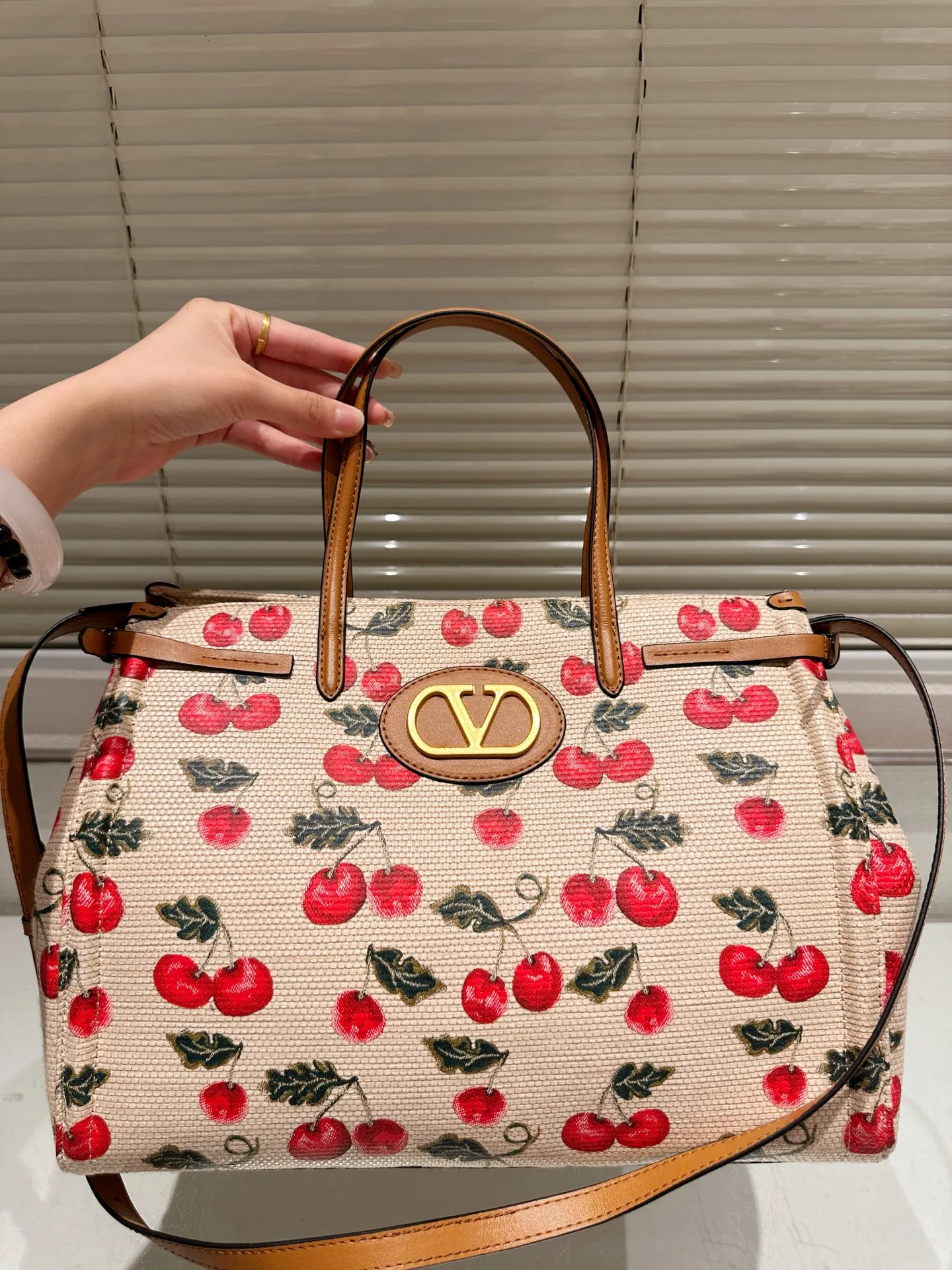 P430 Size 35.26 Valentino handbag can be worn across the body. It has a retro feel. It is high-end yet elegant. It has a great sense of atmosphere. It can be worn for commuting, leisure and dating.