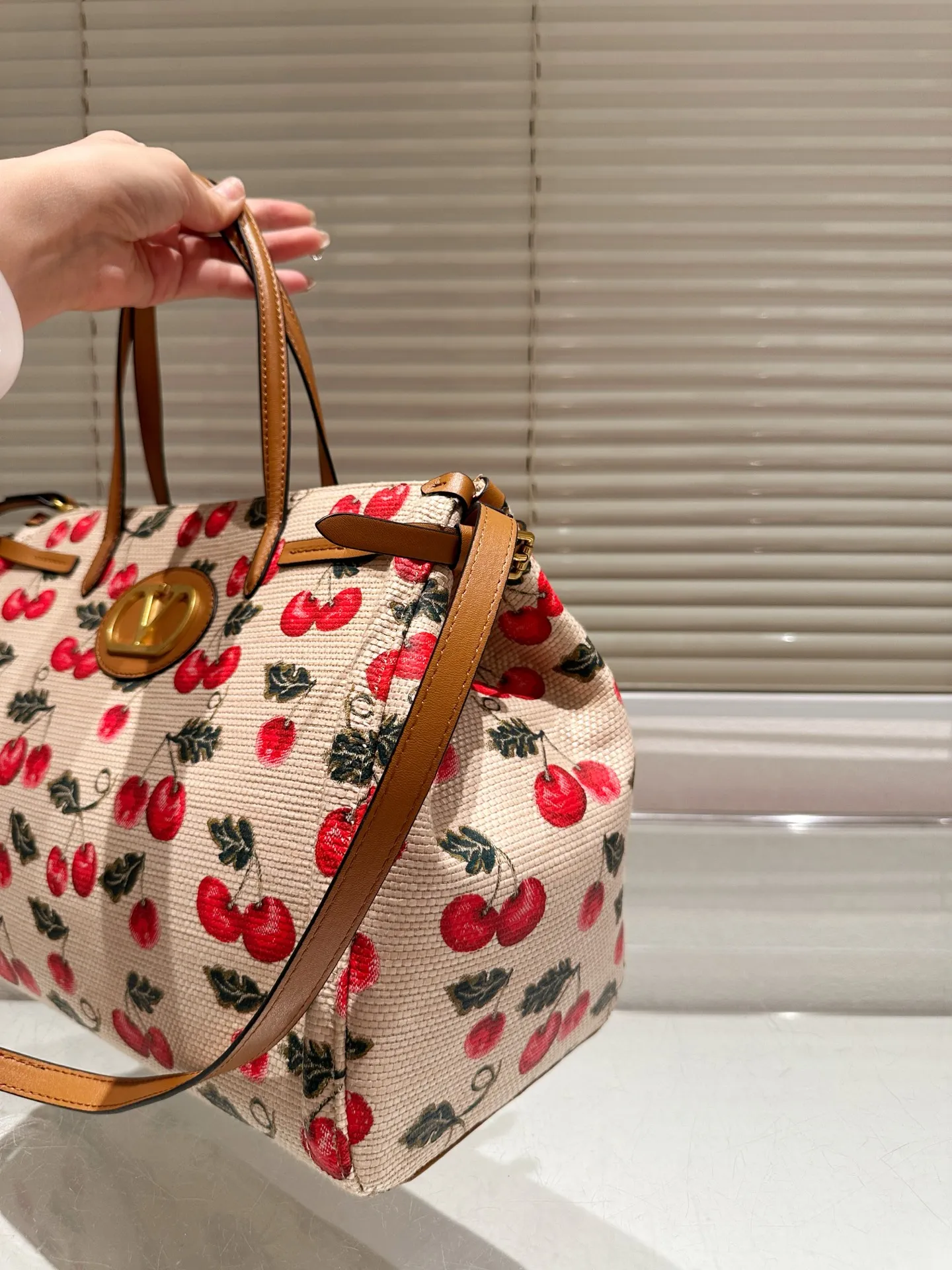 P430 Size 35.26 Valentino handbag can be worn across the body. It has a retro feel. It is high-end yet elegant. It has a great sense of atmosphere. It can be worn for commuting, leisure and dating.