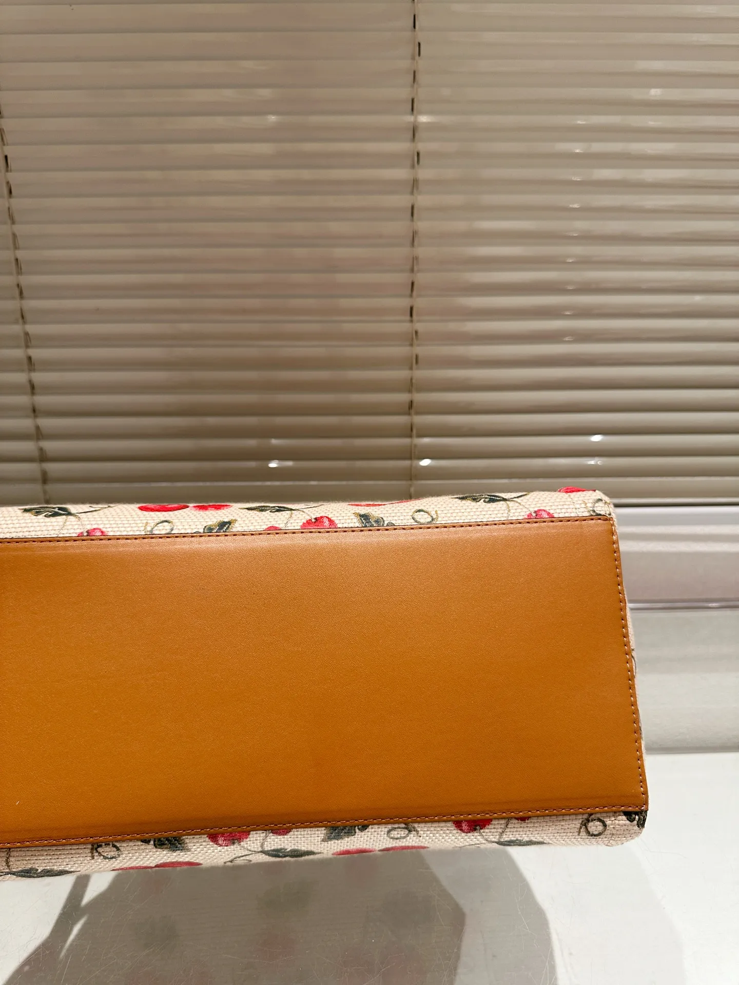 P430 Size 35.26 Valentino handbag can be worn across the body. It has a retro feel. It is high-end yet elegant. It has a great sense of atmosphere. It can be worn for commuting, leisure and dating.