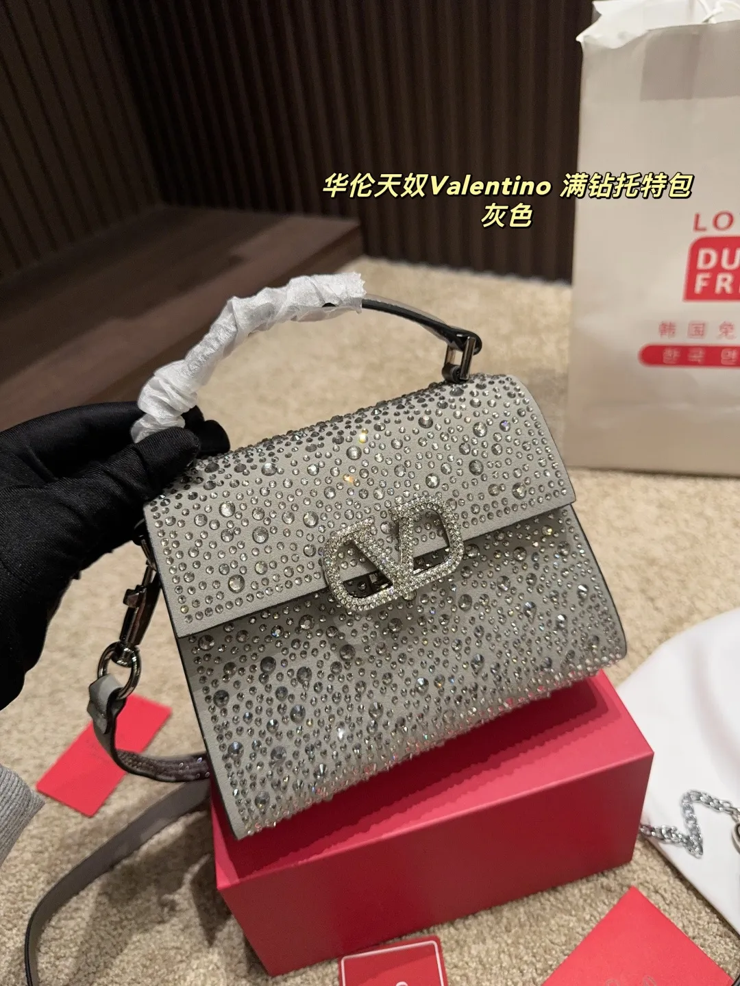 p390 with folding box ⚠️Size 18.15 Valentino Diamond Tote Bag A handbag, if you connect the shoulder strap, it can be used as a shoulder bag or crossbody bag. The V mark on the front of the bag is the unique Valentino logo. It feels high-end and fashionable. good