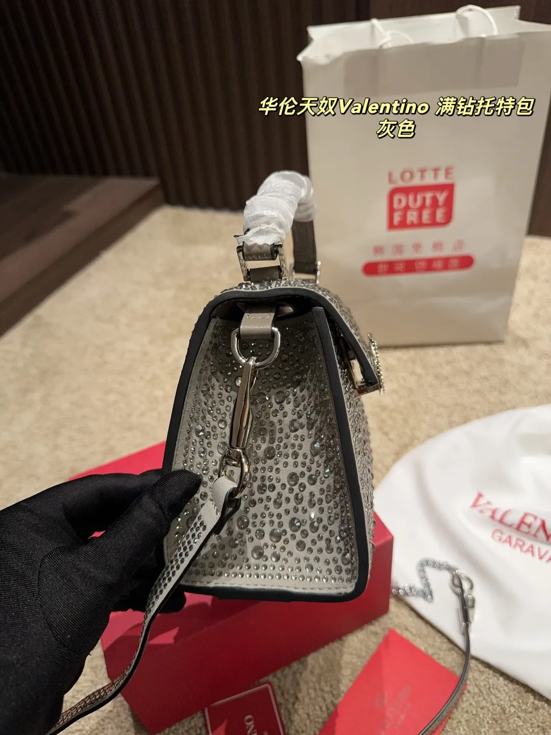 p390 with folding box ⚠️Size 18.15 Valentino Diamond Tote Bag A handbag, if you connect the shoulder strap, it can be used as a shoulder bag or crossbody bag. The V mark on the front of the bag is the unique Valentino logo. It feels high-end and fashionable. good