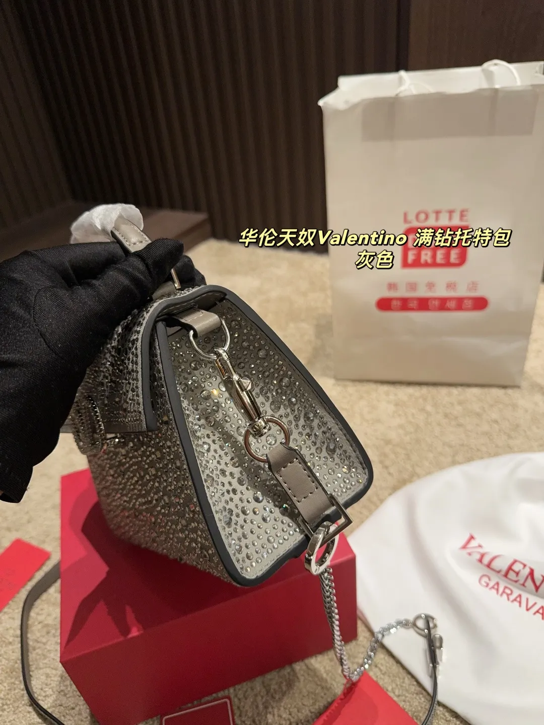 p390 with folding box ⚠️Size 18.15 Valentino Diamond Tote Bag A handbag, if you connect the shoulder strap, it can be used as a shoulder bag or crossbody bag. The V mark on the front of the bag is the unique Valentino logo. It feels high-end and fashionable. good