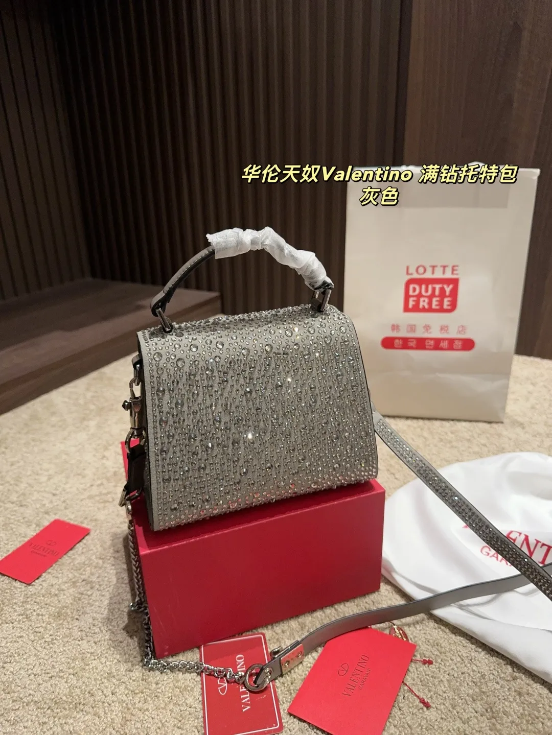 p390 with folding box ⚠️Size 18.15 Valentino Diamond Tote Bag A handbag, if you connect the shoulder strap, it can be used as a shoulder bag or crossbody bag. The V mark on the front of the bag is the unique Valentino logo. It feels high-end and fashionable. good