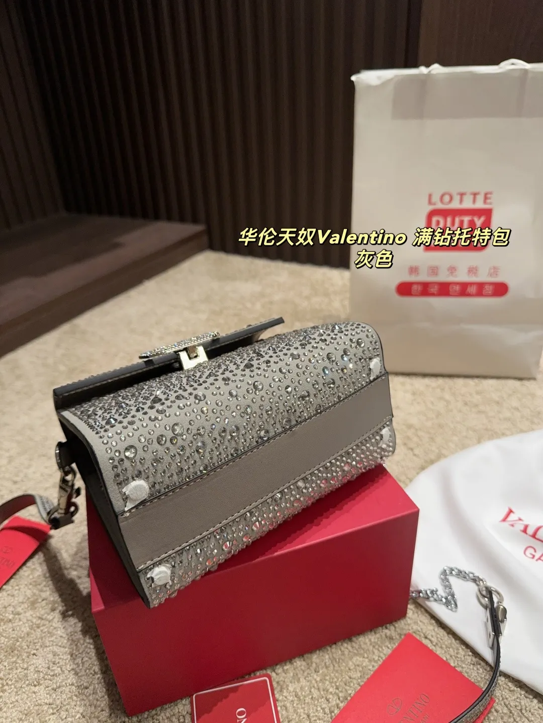 p390 with folding box ⚠️Size 18.15 Valentino Diamond Tote Bag A handbag, if you connect the shoulder strap, it can be used as a shoulder bag or crossbody bag. The V mark on the front of the bag is the unique Valentino logo. It feels high-end and fashionable. good