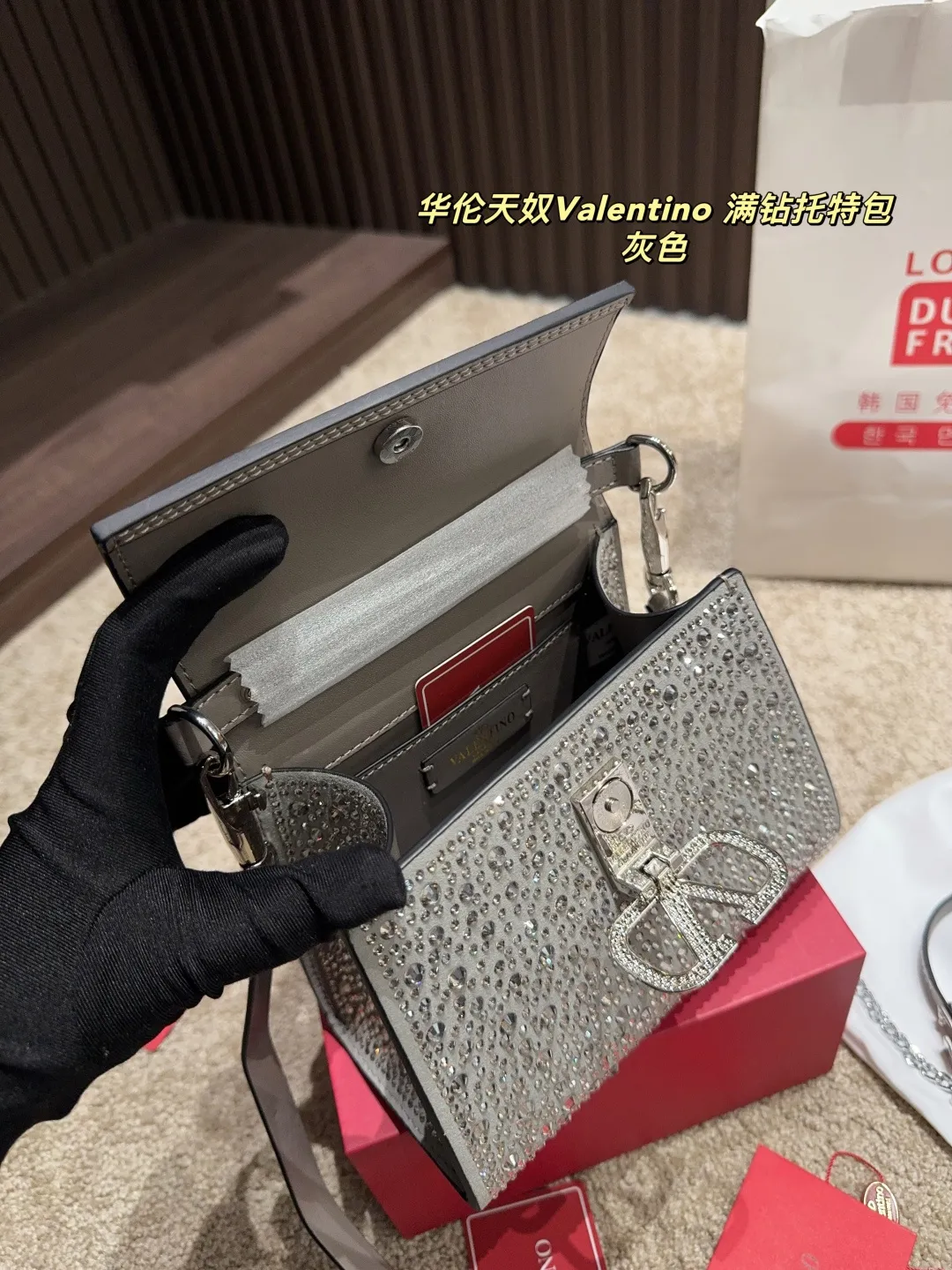 p390 with folding box ⚠️Size 18.15 Valentino Diamond Tote Bag A handbag, if you connect the shoulder strap, it can be used as a shoulder bag or crossbody bag. The V mark on the front of the bag is the unique Valentino logo. It feels high-end and fashionable. good