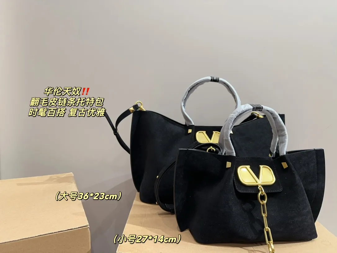Large size P410⚠️Size 36.23 Small size P380⚠️Size 27.14 Valentino suede chain tote bag, fashionable and easy to match. It doesn’t look old-fashioned and goes well with Dandan’s beauty and temperament. The bonus is so high~ I love this calmness and elegance.
