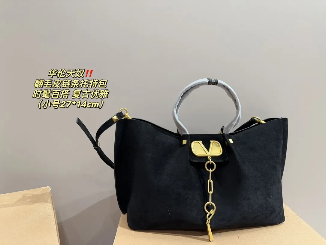 Large size P410⚠️Size 36.23 Small size P380⚠️Size 27.14 Valentino suede chain tote bag, fashionable and easy to match. It doesn’t look old-fashioned and goes well with Dandan’s beauty and temperament. The bonus is so high~ I love this calmness and elegance.