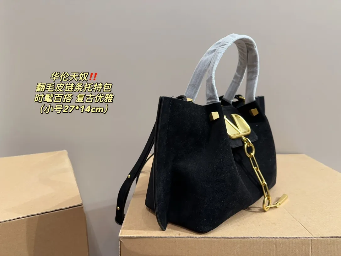 Large size P410⚠️Size 36.23 Small size P380⚠️Size 27.14 Valentino suede chain tote bag, fashionable and easy to match. It doesn’t look old-fashioned and goes well with Dandan’s beauty and temperament. The bonus is so high~ I love this calmness and elegance.