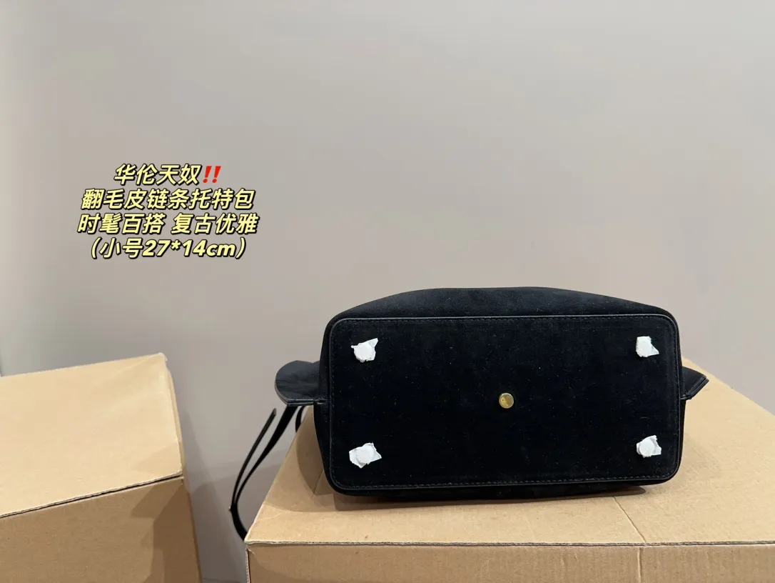 Large size P410⚠️Size 36.23 Small size P380⚠️Size 27.14 Valentino suede chain tote bag, fashionable and easy to match. It doesn’t look old-fashioned and goes well with Dandan’s beauty and temperament. The bonus is so high~ I love this calmness and elegance.