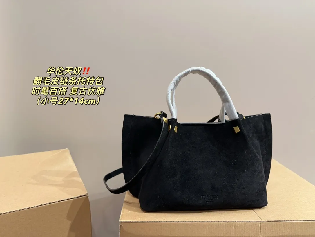 Large size P410⚠️Size 36.23 Small size P380⚠️Size 27.14 Valentino suede chain tote bag, fashionable and easy to match. It doesn’t look old-fashioned and goes well with Dandan’s beauty and temperament. The bonus is so high~ I love this calmness and elegance.