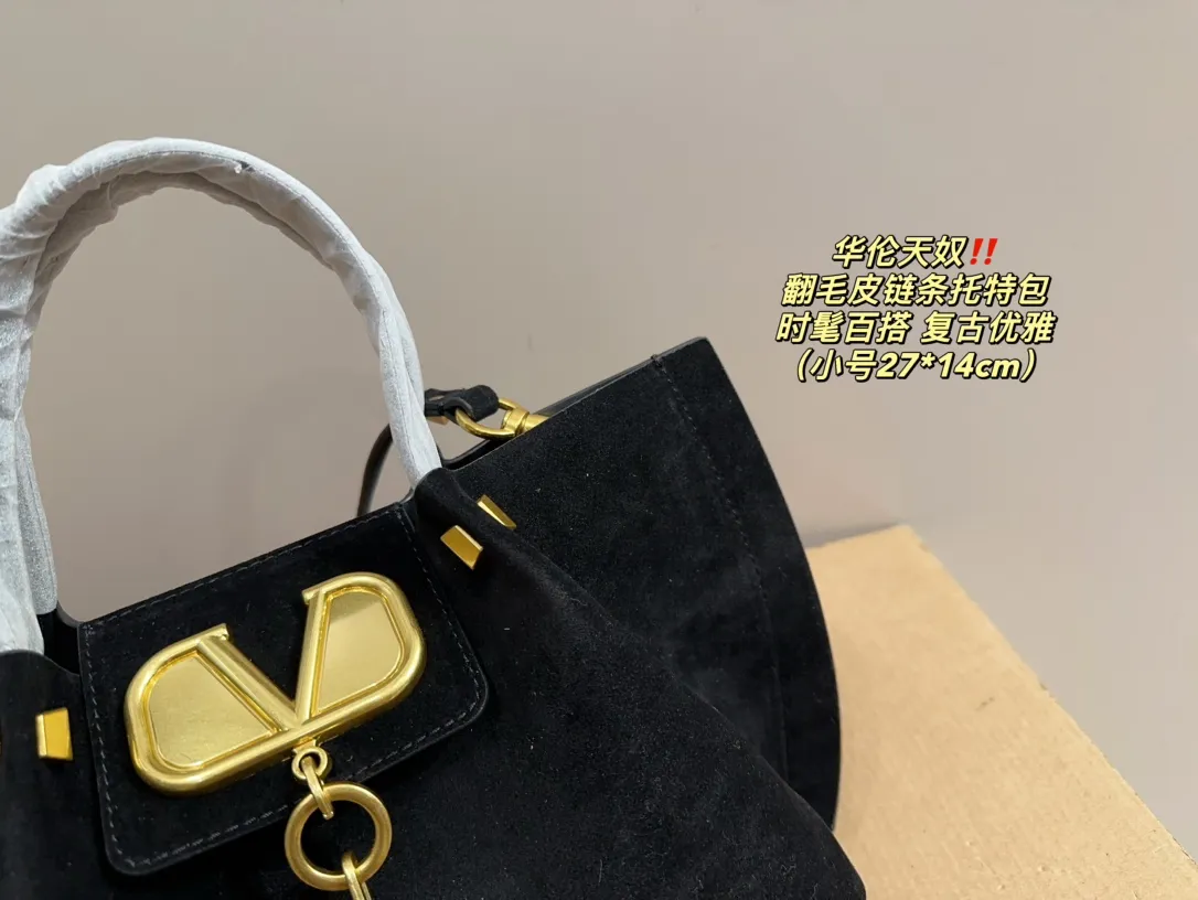 Large size P410⚠️Size 36.23 Small size P380⚠️Size 27.14 Valentino suede chain tote bag, fashionable and easy to match. It doesn’t look old-fashioned and goes well with Dandan’s beauty and temperament. The bonus is so high~ I love this calmness and elegance.