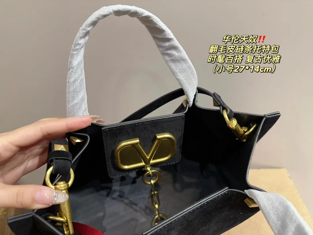 Large size P410⚠️Size 36.23 Small size P380⚠️Size 27.14 Valentino suede chain tote bag, fashionable and easy to match. It doesn’t look old-fashioned and goes well with Dandan’s beauty and temperament. The bonus is so high~ I love this calmness and elegance.
