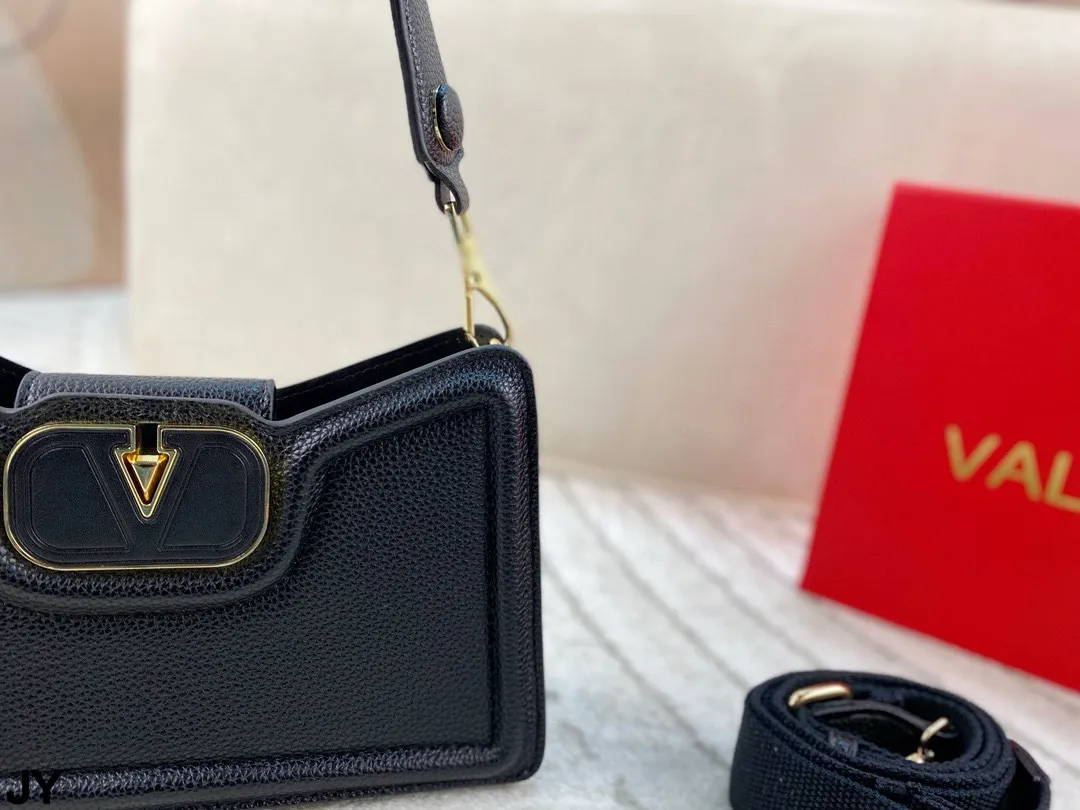 p300 folding box 🎁 A unique style crossbody bag ~ Valentino Valentino is versatile, classic and exquisite. It is really super invincible, cute and full of fairy spirit. It is a must-have for girls every day! Size: 26*15