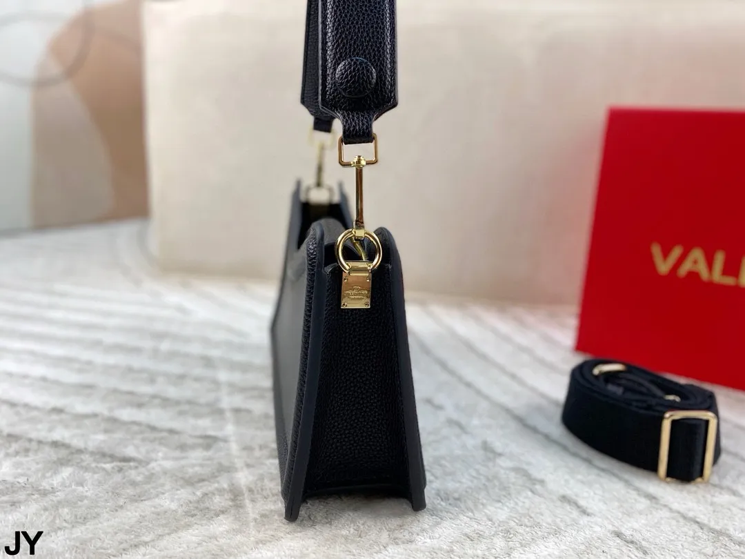 p300 folding box 🎁 A unique style crossbody bag ~ Valentino Valentino is versatile, classic and exquisite. It is really super invincible, cute and full of fairy spirit. It is a must-have for girls every day! Size: 26*15