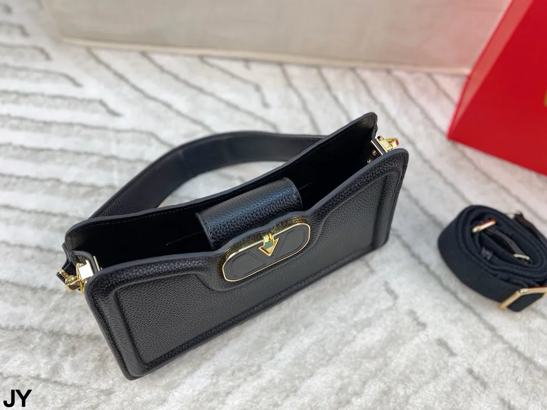 p300 folding box 🎁 A unique style crossbody bag ~ Valentino Valentino is versatile, classic and exquisite. It is really super invincible, cute and full of fairy spirit. It is a must-have for girls every day! Size: 26*15