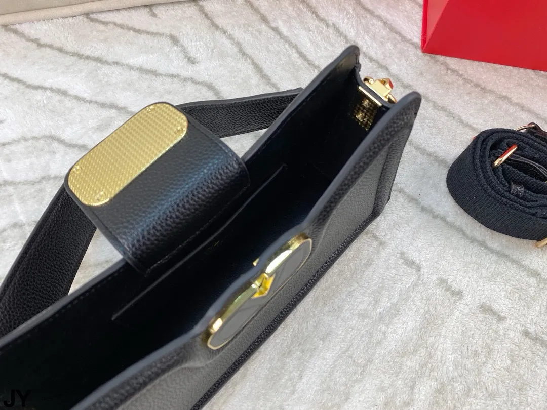 p300 folding box 🎁 A unique style crossbody bag ~ Valentino Valentino is versatile, classic and exquisite. It is really super invincible, cute and full of fairy spirit. It is a must-have for girls every day! Size: 26*15