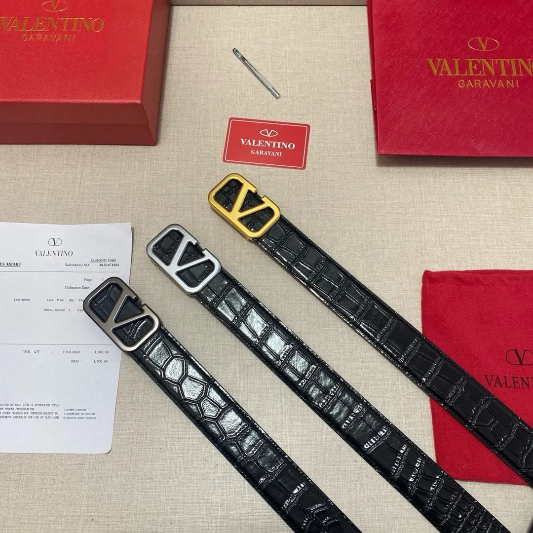 ✈️🇮🇹Brand: Valentino Valevtlo P160 ✈️🇮🇹Grade: 🚢Original private goods. Imported first-layer cowhide, sold at counters🈶️, comparable to the genuine product! Exquisite oil edges, computer stitching, soft hand feel. No modifications in real photos. The upper body effect is super good, and the length can be cut. Comes with a full set of packaging at the counter. The first choice for gifting. Comes with eye needles. ✈️🇮🇹Button head: Guangzhou original buckle hardware ✈️🇮🇹Length: 100-125cm 3.8cm specifications ✈️🇮🇹Color: black