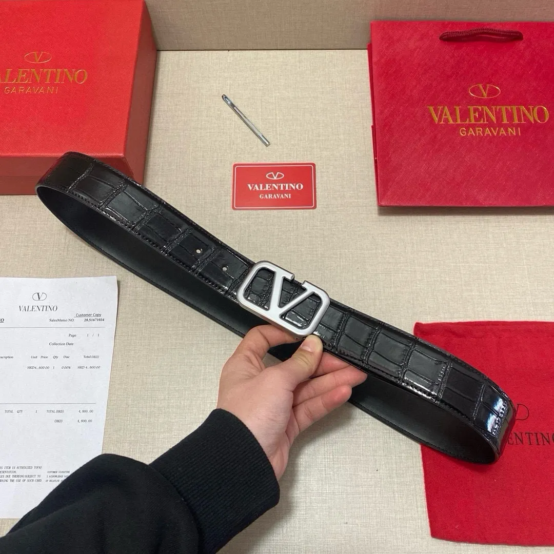 ✈️🇮🇹Brand: Valentino Valevtlo P160 ✈️🇮🇹Grade: 🚢Original private goods. Imported first-layer cowhide, sold at counters🈶️, comparable to the genuine product! Exquisite oil edges, computer stitching, soft hand feel. No modifications in real photos. The upper body effect is super good, and the length can be cut. Comes with a full set of packaging at the counter. The first choice for gifting. Comes with eye needles. ✈️🇮🇹Button head: Guangzhou original buckle hardware ✈️🇮🇹Length: 100-125cm 3.8cm specifications ✈️🇮🇹Color: black
