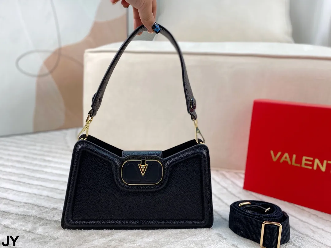 p300 folding box 🎁 A unique style crossbody bag ~ Valentino Valentino is versatile, classic and exquisite. It is really super invincible, cute and full of fairy spirit. It is a must-have for girls every day! Size: 26*15