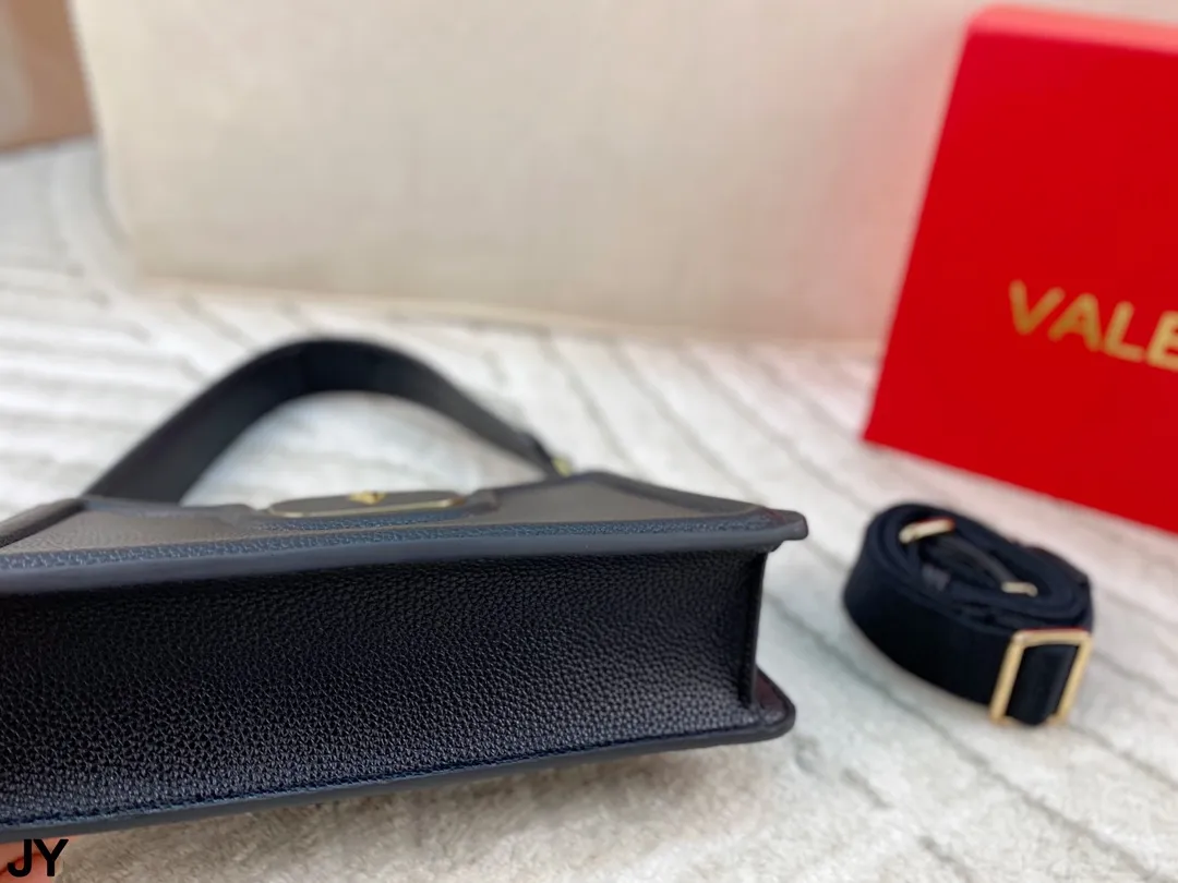p300 folding box 🎁 A unique style crossbody bag ~ Valentino Valentino is versatile, classic and exquisite. It is really super invincible, cute and full of fairy spirit. It is a must-have for girls every day! Size: 26*15