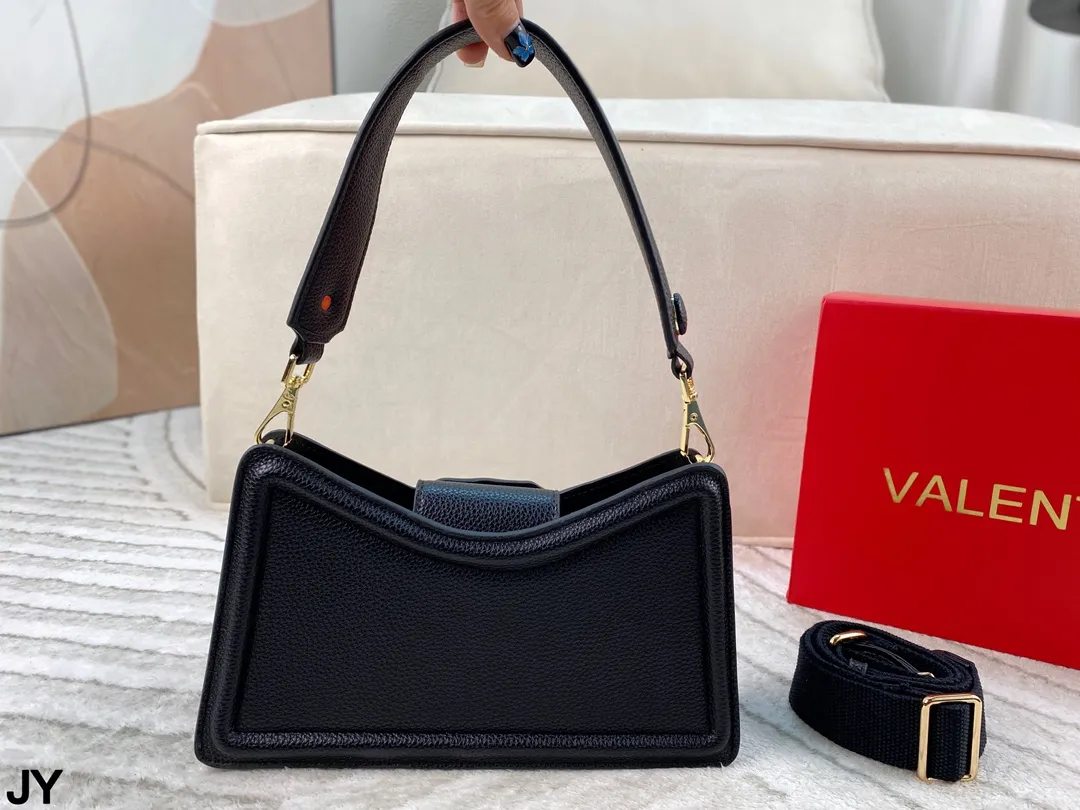p300 folding box 🎁 A unique style crossbody bag ~ Valentino Valentino is versatile, classic and exquisite. It is really super invincible, cute and full of fairy spirit. It is a must-have for girls every day! Size: 26*15