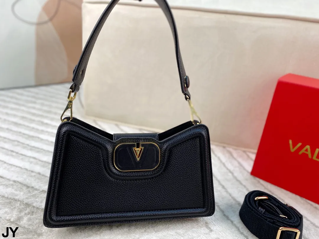p300 folding box 🎁 A unique style crossbody bag ~ Valentino Valentino is versatile, classic and exquisite. It is really super invincible, cute and full of fairy spirit. It is a must-have for girls every day! Size: 26*15