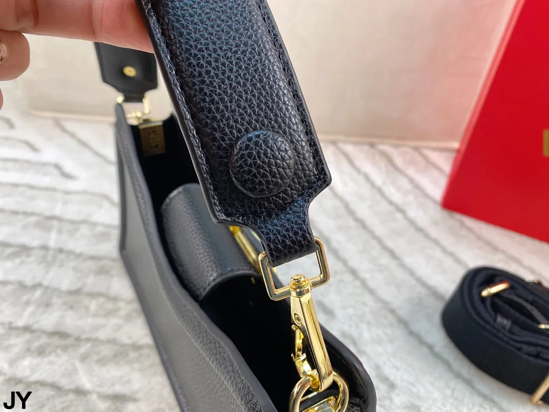 p300 folding box 🎁 A unique style crossbody bag ~ Valentino Valentino is versatile, classic and exquisite. It is really super invincible, cute and full of fairy spirit. It is a must-have for girls every day! Size: 26*15