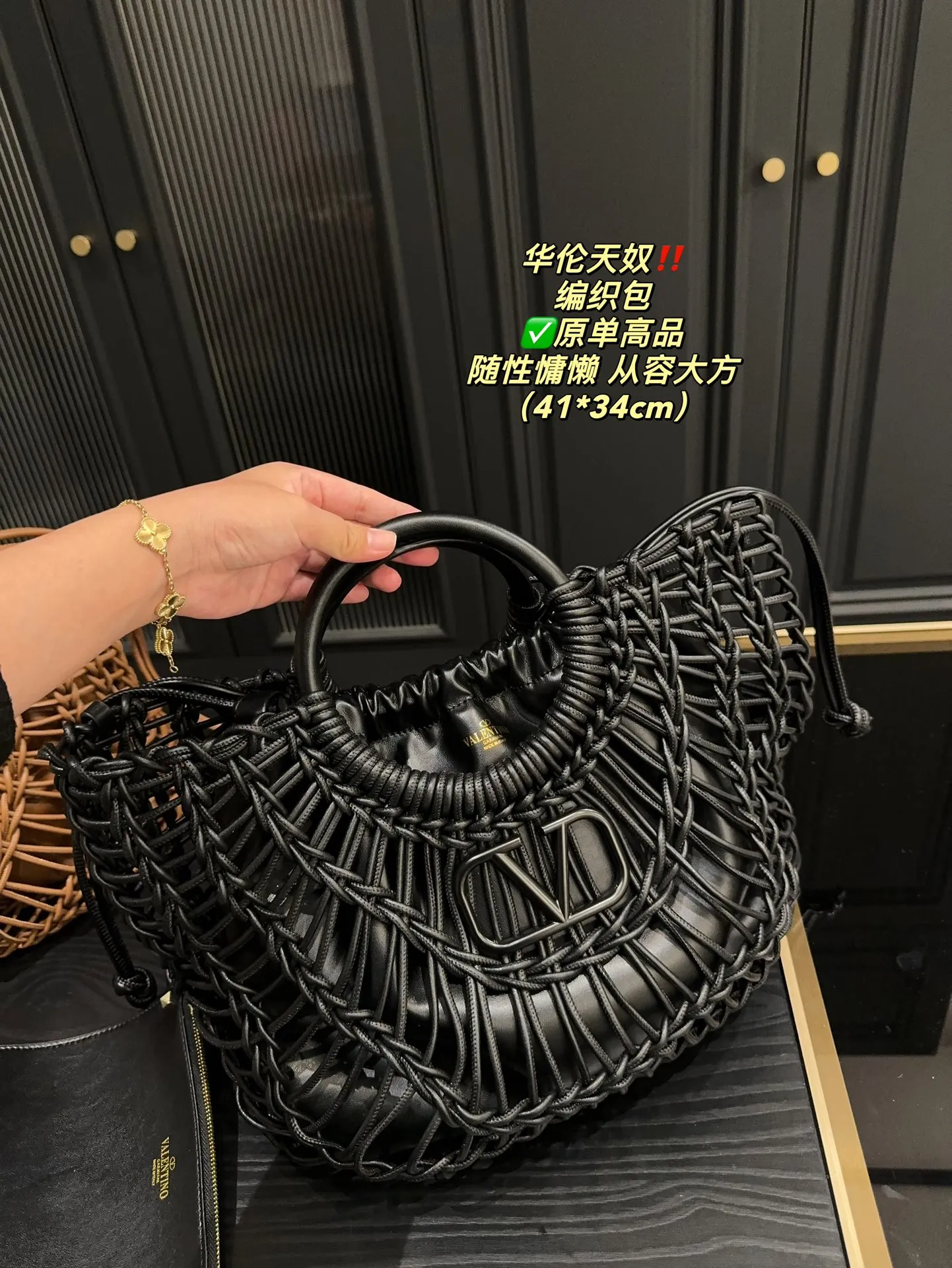 ✅Pure leather P540⚠️Size 41.34 Valentino woven bag has a strong holiday style, but it is also suitable for daily life. I think you must have a bag like this. After all, no one wants to refuse the waves and the beach.
