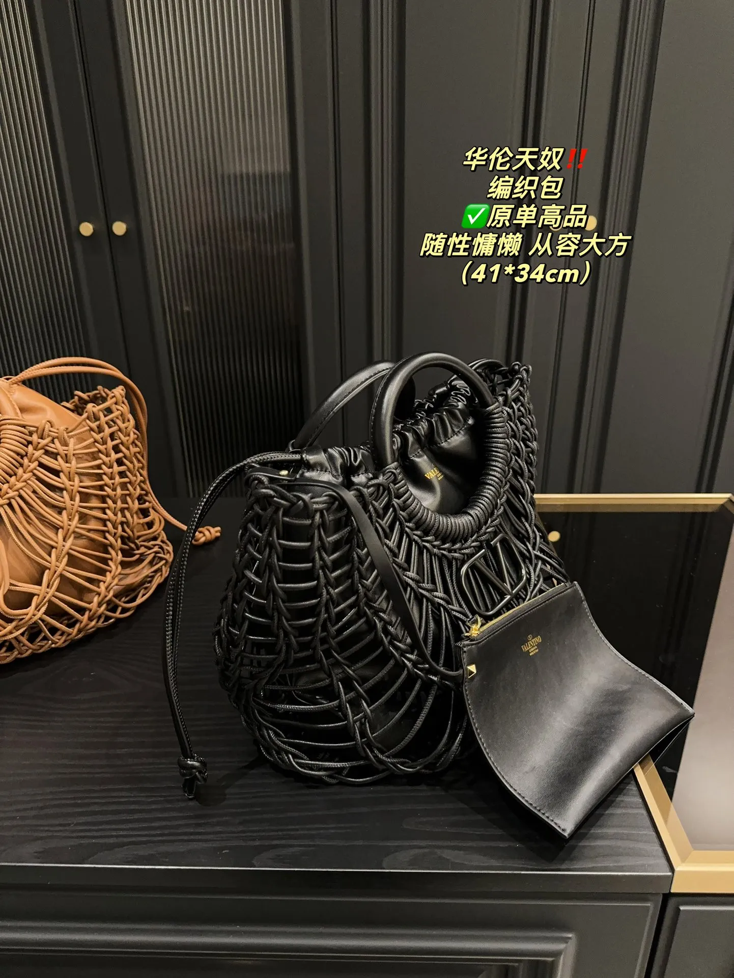 ✅Pure leather P540⚠️Size 41.34 Valentino woven bag has a strong holiday style, but it is also suitable for daily life. I think you must have a bag like this. After all, no one wants to refuse the waves and the beach.
