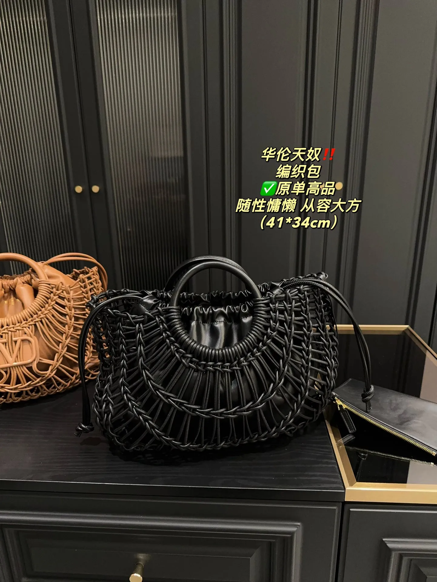 ✅Pure leather P540⚠️Size 41.34 Valentino woven bag has a strong holiday style, but it is also suitable for daily life. I think you must have a bag like this. After all, no one wants to refuse the waves and the beach.
