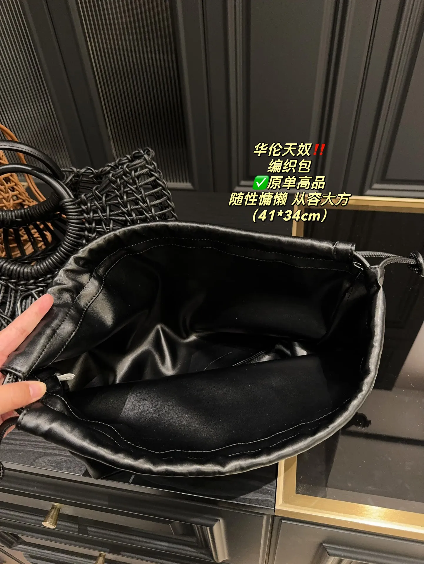 ✅Pure leather P540⚠️Size 41.34 Valentino woven bag has a strong holiday style, but it is also suitable for daily life. I think you must have a bag like this. After all, no one wants to refuse the waves and the beach.