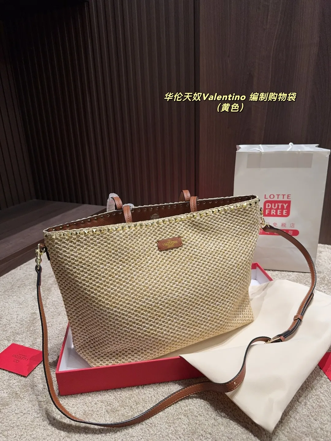 p340 comes with box ⚠️Size 45.28 Valentino woven shopping bag. Playful and super personality, whoever carries it will look better. Can’t hide the foreign style. Exquisite routing. Color matching is very distinctive. It is versatile and can be matched with daily life. Casual and playful, but with a little bit of a celebrity style. It will definitely become a super hot item in the new year, spring and summer ♥️