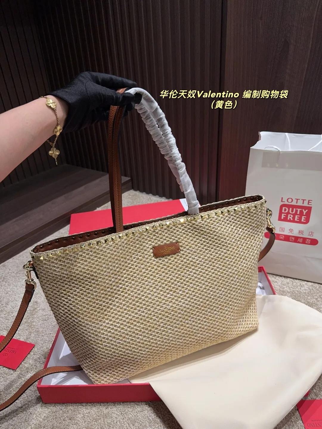 p340 comes with box ⚠️Size 45.28 Valentino woven shopping bag. Playful and super personality, whoever carries it will look better. Can’t hide the foreign style. Exquisite routing. Color matching is very distinctive. It is versatile and can be matched with daily life. Casual and playful, but with a little bit of a celebrity style. It will definitely become a super hot item in the new year, spring and summer ♥️