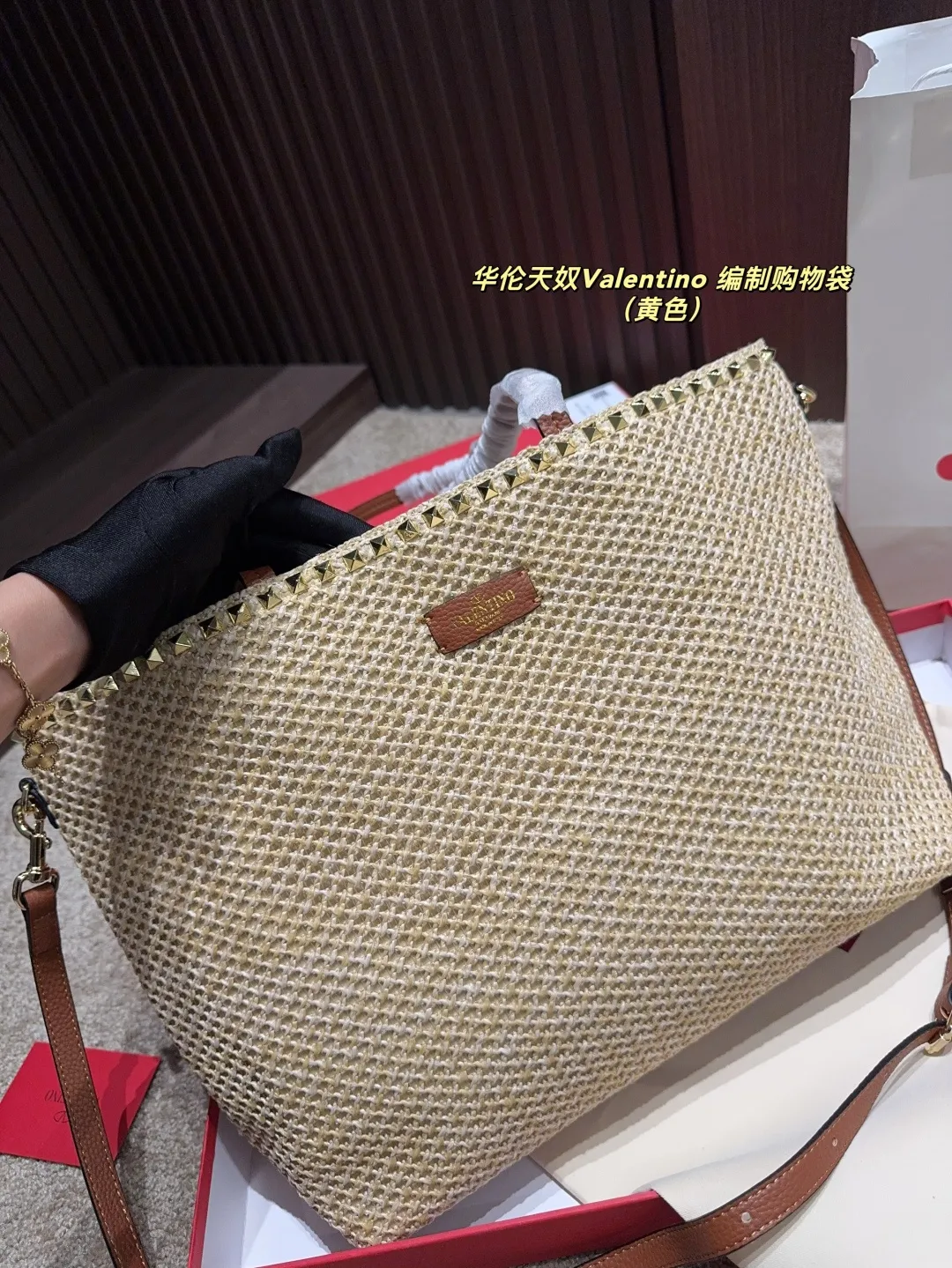 p340 comes with box ⚠️Size 45.28 Valentino woven shopping bag. Playful and super personality, whoever carries it will look better. Can’t hide the foreign style. Exquisite routing. Color matching is very distinctive. It is versatile and can be matched with daily life. Casual and playful, but with a little bit of a celebrity style. It will definitely become a super hot item in the new year, spring and summer ♥️